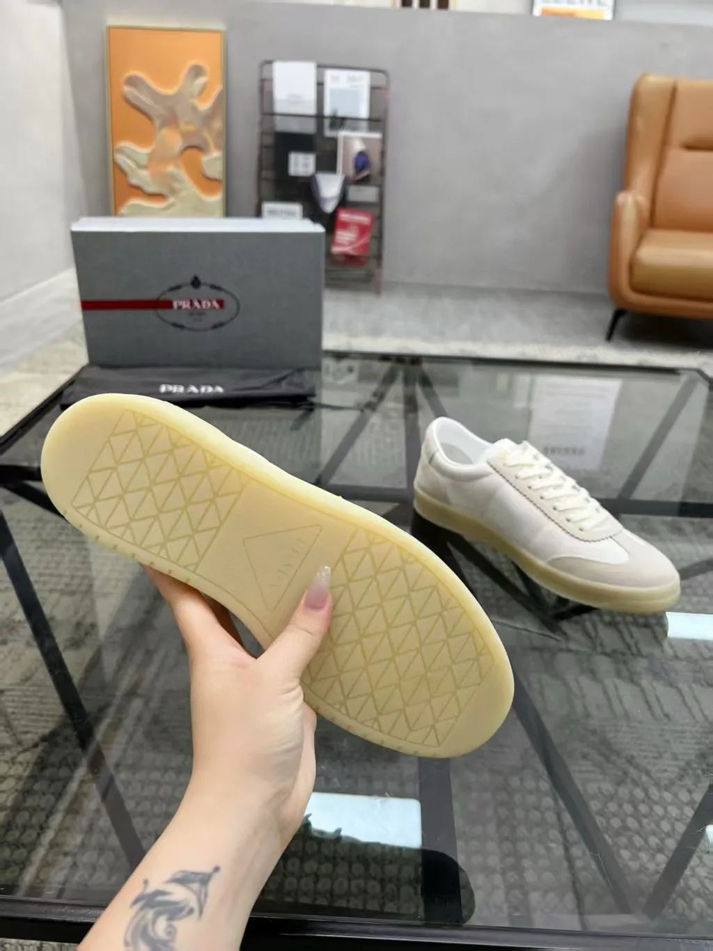 Factory price: 380💰Prada new men's leather sports shoes, the highest version on the market, any comparison is welcome🆚! The original leather has excellent texture and is super high-end! Fetal sheep net lining imported from Italy, removable pad! Luxurious materials and fine workmanship, highly recommended! Code number: 38-44, customized 45